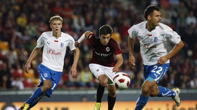 Kamil Drygas z Poznaně (vlevo) a Václav Kadlec ze Sparty Kamil Drygas z Poznaně (vlevo) a Václav Kadlec ze Sparty