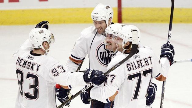 Útočník Edmontonu Aleš Hemský (vlevo) spěchá s gratulací úspěšnému střelci Samu Garnerovi (druhý zprava) při utkání proti Chicagu. Útočník Edmontonu Aleš Hemský (vlevo) spěchá s gratulací úspěšnému střelci Samu Garnerovi (druhý zprava) při utkání proti Chicagu.