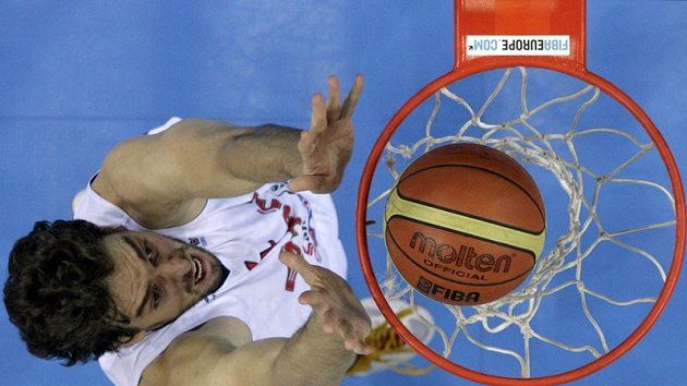 Španělský basketbalista Pau Gasol skóruje v zápase s Makedonií Španělský basketbalista Pau Gasol skóruje v zápase s Makedonií
