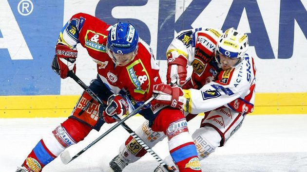 Slávista Jakub Sklenář (vpravo) bojuje o puk s pardubickým Janem Kolářem. Slávista Jakub Sklenář (vpravo) bojuje o puk s pardubickým Janem Kolářem.