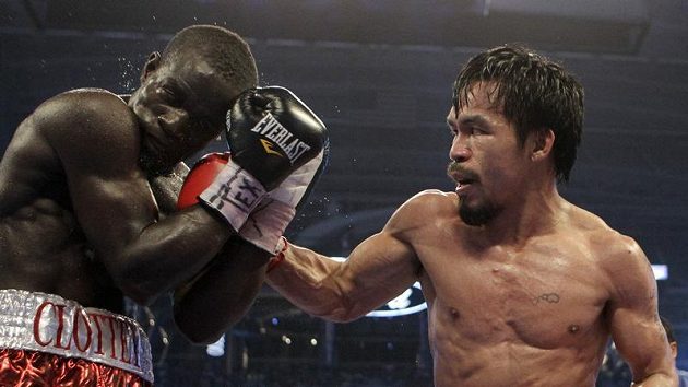 Boxer Manny Pacquiao zasazuje úder Joshuovi Clotteymu. Boxer Manny Pacquiao zasazuje úder Joshuovi Clotteymu.