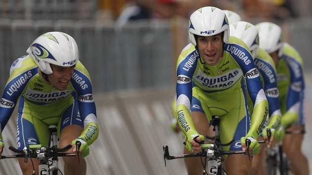 Vincenzo Nibali (vpravo) se svým týmem během čtvrté etapy Giro d'Italia Vincenzo Nibali (vpravo) se svým týmem během čtvrté etapy Giro d'Italia