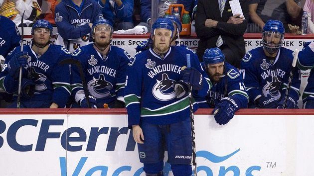 Owen Nolan si nevybojoval smlouvu v týmu NHL Vancouver Canucks. Owen Nolan si nevybojoval smlouvu v týmu NHL Vancouver Canucks.