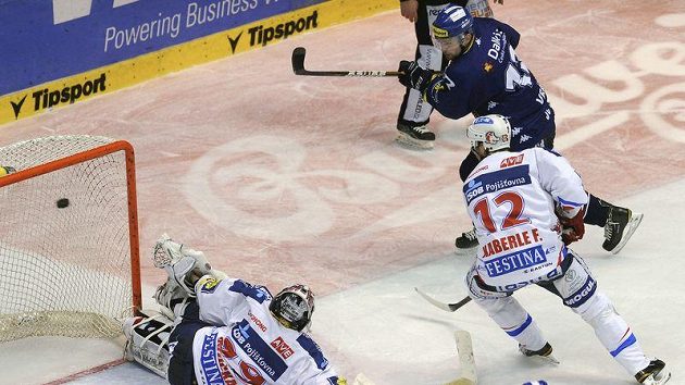 Vítkovický Petr Vrána (vpravo) překonává pardubického brankáře Martina Růžičku. Vítkovický Petr Vrána (vpravo) překonává pardubického brankáře Martina Růžičku.