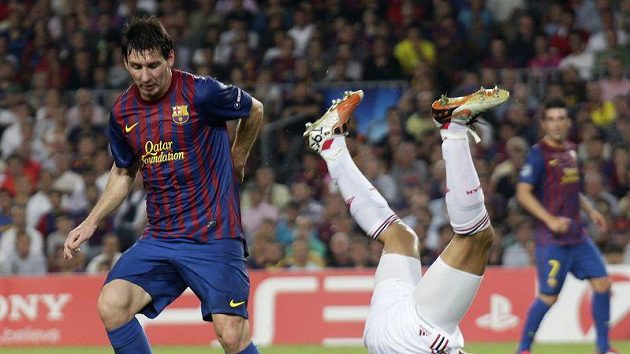 Lionel Messi (vlevo) z Barcelony a milánský Gianluca Zambrotta v úvodním utkání skupiny Ligy mistrů. Lionel Messi (vlevo) z Barcelony a milánský Gianluca Zambrotta v úvodním utkání skupiny Ligy mistrů.