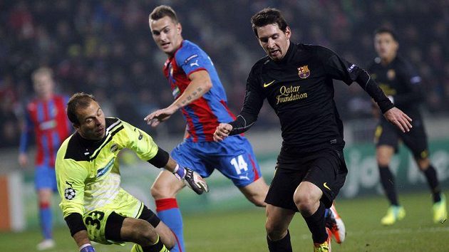 Lionel Messi z Barcelony (vlevo) obchází plzeňského brankáře Romana Pavlíka. Lionel Messi z Barcelony (vlevo) obchází plzeňského brankáře Romana Pavlíka.
