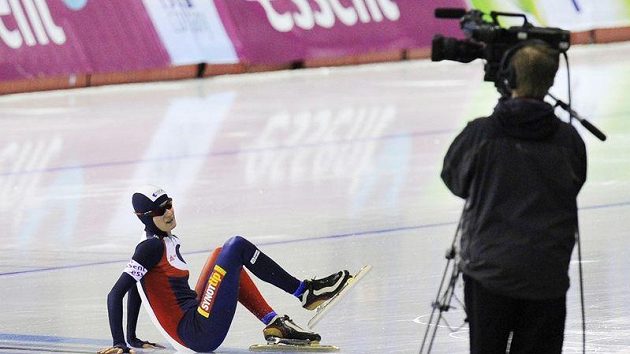 Rychlobruslařka Martina Sáblíková padá v závěrečném závodě víceboje v kanadském Calgary. Rychlobruslařka Martina Sáblíková padá v závěrečném závodě víceboje v kanadském Calgary.