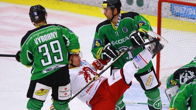 Obránce Mladé Boleslavi Jiří Marušák (vpravo) v utkání proti Třinci Obránce Mladé Boleslavi Jiří Marušák (vpravo) v utkání proti Třinci