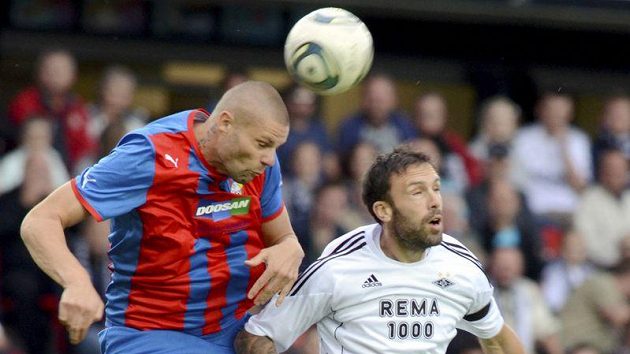 David Bystroň (vlevo) hlavičkuje před Rade Pricou z Trondheimu David Bystroň (vlevo) hlavičkuje před Rade Pricou z Trondheimu