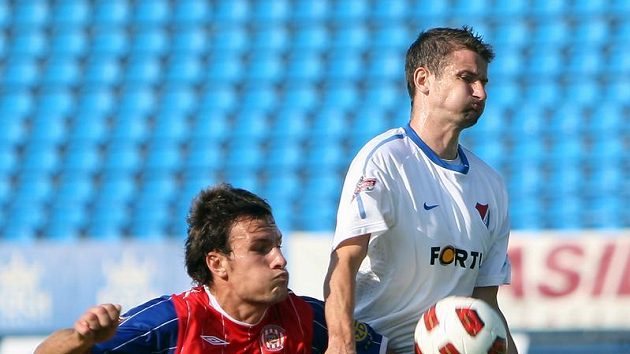 Tomáš Frejlach z Baníku (vpravo) bojuje s Michaelem Rabušicem z Brna. Tomáš Frejlach z Baníku (vpravo) bojuje s Michaelem Rabušicem z Brna.
