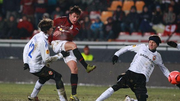 Útočník Sparty Václav Kadlec (uprostřed) střílí gól CSKA Moskva. Útočník Sparty Václav Kadlec (uprostřed) střílí gól CSKA Moskva.