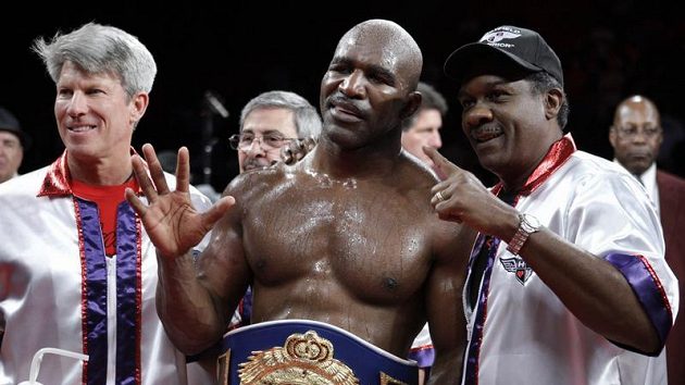 Evander Holyfield (uprostřed) po triumfu nad Francoisem Bothou. Evander Holyfield (uprostřed) po triumfu nad Francoisem Bothou.
