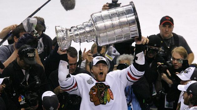 Marián Hossa v hloučku novinářů se Stanley Cupem nad hlavou Marián Hossa v hloučku novinářů se Stanley Cupem nad hlavou