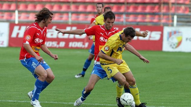 Admir Ljevakovič z Teplic (vpravo) je bráněn dvojicí plzeňský hráčů Bakoš (uprostřed), Jiráček (vlevo). Admir Ljevakovič z Teplic (vpravo) je bráněn dvojicí plzeňský hráčů Bakoš (uprostřed), Jiráček (vlevo).