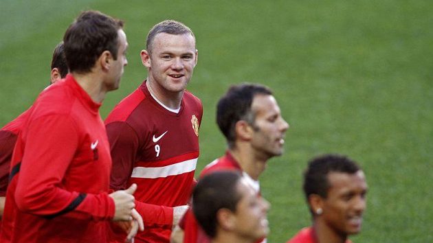 Wayne Rooney (druhý zleva) střílí v nejvyšší anglické soutěži o sto šest Wayne Rooney (druhý zleva) střílí v nejvyšší anglické soutěži o sto šest