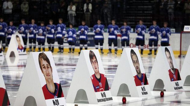 Portréty hokejistů Jaroslavle při smuteční ceremonii v Minsku Portréty hokejistů Jaroslavle při smuteční ceremonii v Minsku