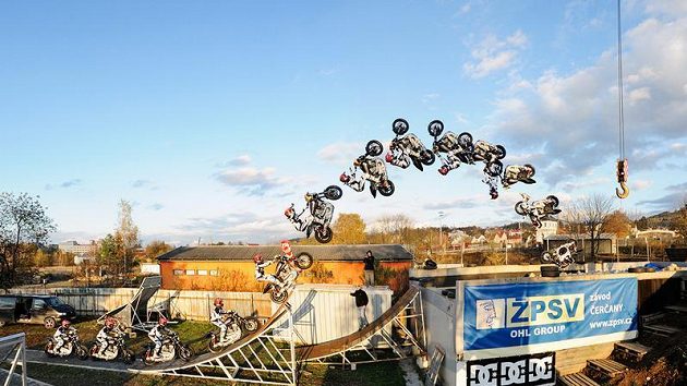 Chuck Carothers otáčí na záda bezmála třímetrákový motocykl Harley Davidson. Zatím jen do kontejneru s pěnovou výplní... Chuck Carothers otáčí na záda bezmála třímetrákový motocykl Harley Davidson. Zatím jen do kontejneru s pěnovou výplní...