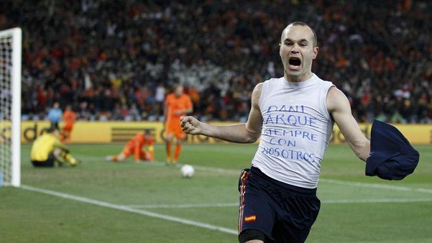 Španěl Iniesta šílí nadšením. V nastaveném čase dal Nizozemcům gól a rozhodl finále mistrovství světa. Španěl Iniesta šílí nadšením. V nastaveném čase dal Nizozemcům gól a rozhodl finále mistrovství světa.