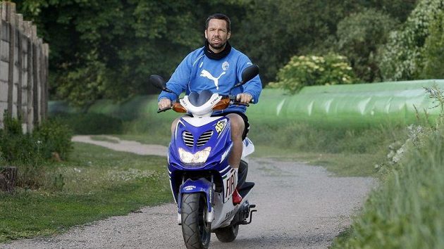 Pavel Horváth přijel na trénin Viktorie Plzeň na skútru. Pavel Horváth přijel na trénin Viktorie Plzeň na skútru.