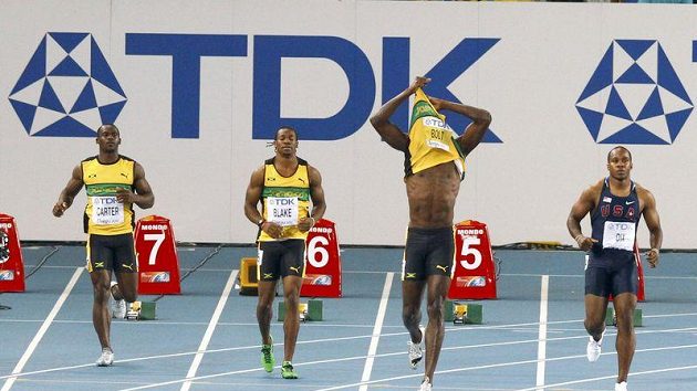 Zklamaný Usain Bolt (druhý zprava) ulil start ve finálovém běhu na 100 metrů na světovém šampionátu v Tegu. Zklamaný Usain Bolt (druhý zprava) ulil start ve finálovém běhu na 100 metrů na světovém šampionátu v Tegu.