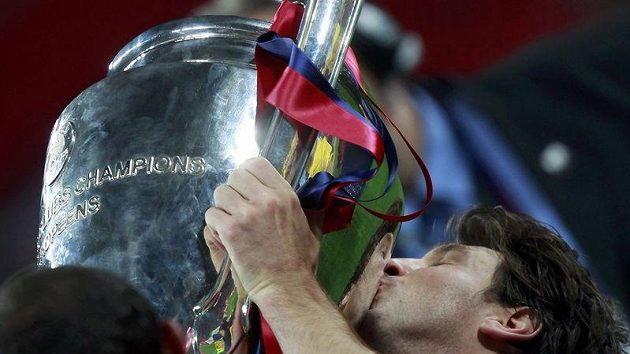 Lionel Messi s trofejí pro vítěze Ligy mistrů. Lionel Messi s trofejí pro vítěze Ligy mistrů.