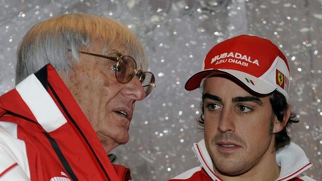 Bernie Ecclestone (vlevo) hovoří s pilotem Ferrari Fernandem Alonsem. Bernie Ecclestone (vlevo) hovoří s pilotem Ferrari Fernandem Alonsem.