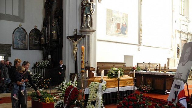 Lidé v kostele Nanebevzetí Panny Marie vzdávají čest tragicky zesnulému Janu Markovi. Lidé v kostele Nanebevzetí Panny Marie vzdávají čest tragicky zesnulému Janu Markovi.
