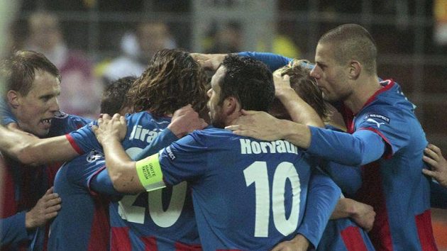 Fotbalisté Plzně se radují z gólu do sítě Borisova v 5. kole Ligy mistrů. Fotbalisté Plzně se radují z gólu do sítě Borisova v 5. kole Ligy mistrů.