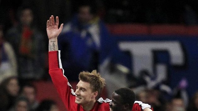 Nicklas Bendtner (vlevo) se raduje se svým spoluhráčem Emmanuelem Ebouém z branky. Nicklas Bendtner (vlevo) se raduje se svým spoluhráčem Emmanuelem Ebouém z branky.
