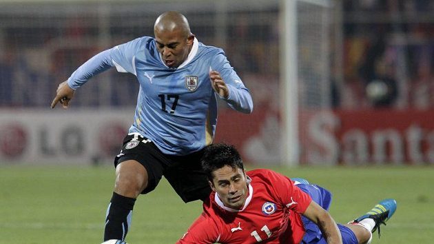 Hráč Chile Gary Medel (vpravo) přišel o míč v souboji s Egidio Arevalo Riosem z Uruguaye Hráč Chile Gary Medel (vpravo) přišel o míč v souboji s Egidio Arevalo Riosem z Uruguaye