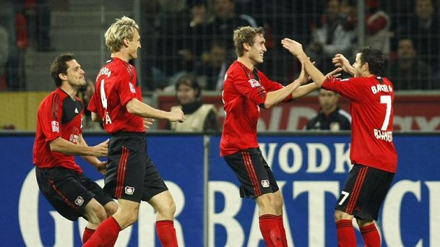 Fotbalisté Bayeru Leverkusen se radují z branky do sítě Frankfurtu. Fotbalisté Bayeru Leverkusen se radují z branky do sítě Frankfurtu.