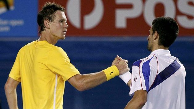 Tomáš Berdych podává ruku Novaku Djokovičovi po porážce ve čtvrtfinále Australian Open. Tomáš Berdych podává ruku Novaku Djokovičovi po porážce ve čtvrtfinále Australian Open.
