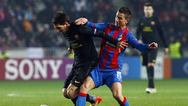 Milan Petržela z Plzně (vpravo) se snaží zastavit Lionela Messiho z Barcelony. Milan Petržela z Plzně (vpravo) se snaží zastavit Lionela Messiho z Barcelony.