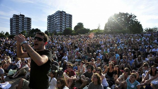 Diváci se dívají na průběh Wimbledonu na Henmanově pahorku. Diváci se dívají na průběh Wimbledonu na Henmanově pahorku.