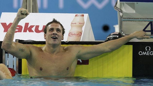 Ryan Lochte z USA slaví nový světový rekord na MS v Dubaji. Ryan Lochte z USA slaví nový světový rekord na MS v Dubaji.