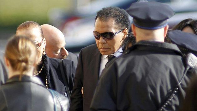 Legendární boxer Muhammad Ali na pohřbu Joe Fraziera. Legendární boxer Muhammad Ali na pohřbu Joe Fraziera.