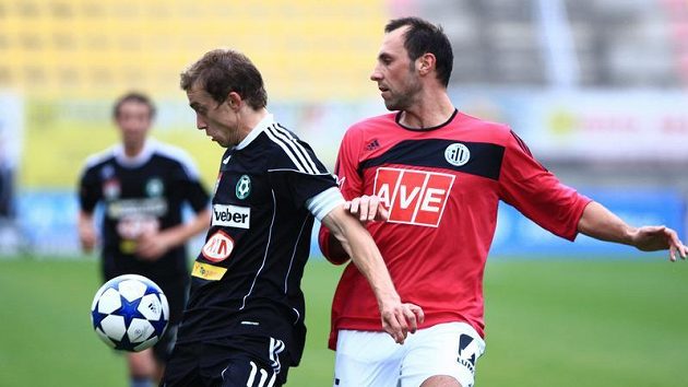 Daniela Huňu z Příbrami (vlevo) brání Martin Jasanský z Českých Budějovic. Daniela Huňu z Příbrami (vlevo) brání Martin Jasanský z Českých Budějovic.