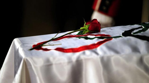 Růže na olympijské vlajce, která přikryla rakev bývalého prezidenta MOV Juana Antonia Samaranche. Růže na olympijské vlajce, která přikryla rakev bývalého prezidenta MOV Juana Antonia Samaranche.
