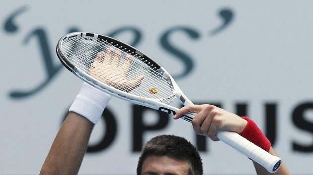 Srbský tenista Novak Djokovič se raduje po vítězství v Melbourne. Srbský tenista Novak Djokovič se raduje po vítězství v Melbourne.