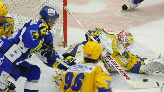Radim Hruška z Brna (vlevo) a Jaroslav Balaštík ze Zlína před brankou zlínského Tomáše Duby. Radim Hruška z Brna (vlevo) a Jaroslav Balaštík ze Zlína před brankou zlínského Tomáše Duby.