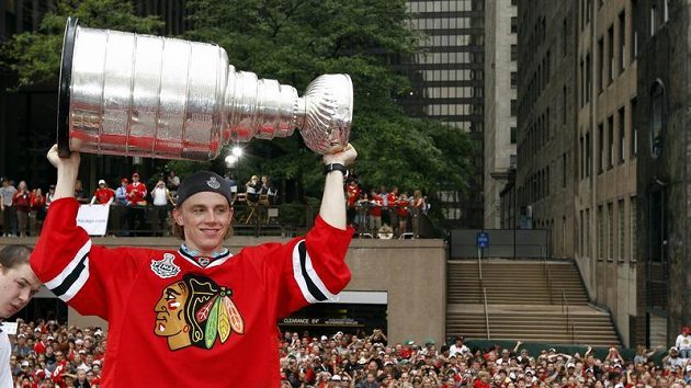 Patrick Kane ukazuje fanouškům v Chicagu Stanleyův pohár. Patrick Kane ukazuje fanouškům v Chicagu Stanleyův pohár.