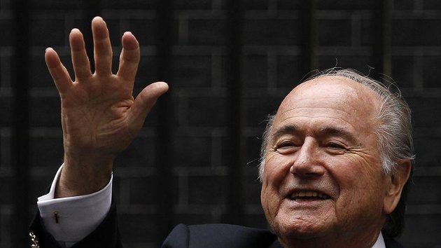 Prezident FIFA Sepp Blatter nařídil rychle vyšetřit korupční kauzu. Prezident FIFA Sepp Blatter nařídil rychle vyšetřit korupční kauzu.