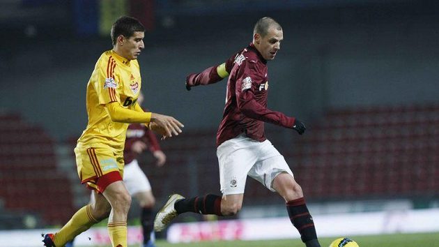 Miroslav Markovič (vlevo) na archivním snímku ještě v dresu Dukly stíhá Marka Matějovského ze Sparty. Miroslav Markovič (vlevo) na archivním snímku ještě v dresu Dukly stíhá Marka Matějovského ze Sparty.