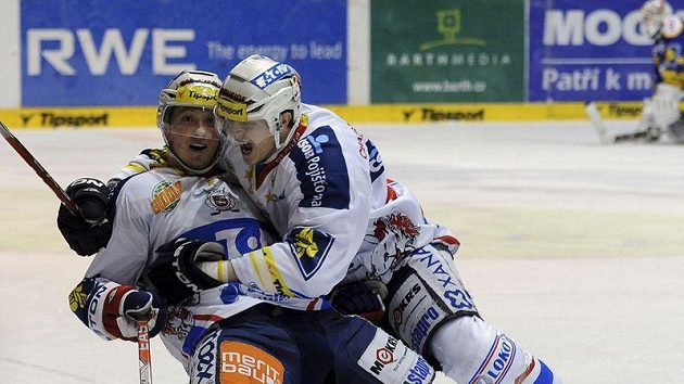 Hráči Pardubice (zleva) Daniel Rákos Jan Buchtele se radují z postupu. Hráči Pardubice (zleva) Daniel Rákos Jan Buchtele se radují z postupu.