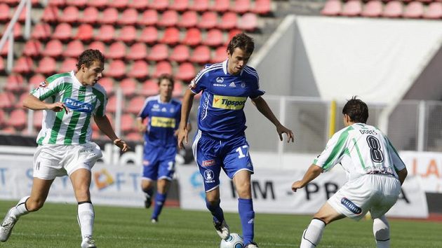 Olomoucký Tomáš Hořava (uprostřed) se snaží obehrát Romana Dobeše z Bohemians Praha (vpravo). Olomoucký Tomáš Hořava (uprostřed) se snaží obehrát Romana Dobeše z Bohemians Praha (vpravo).