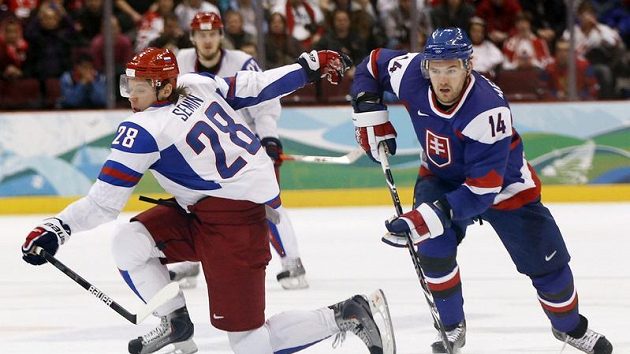 Slovenský hokejista Andrej Meszaros (vpravo) obchází Alexandra Semina z Ruska v utkání oylmpijského turnaje ve Vancouveru. Slovenský hokejista Andrej Meszaros (vpravo) obchází Alexandra Semina z Ruska v utkání oylmpijského turnaje ve Vancouveru.