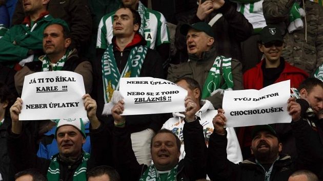 Fanoušci Bohemians 1905 dávali svůj názor na vedení týmu soupeře jasně najevo. Fanoušci Bohemians 1905 dávali svůj názor na vedení týmu soupeře jasně najevo.