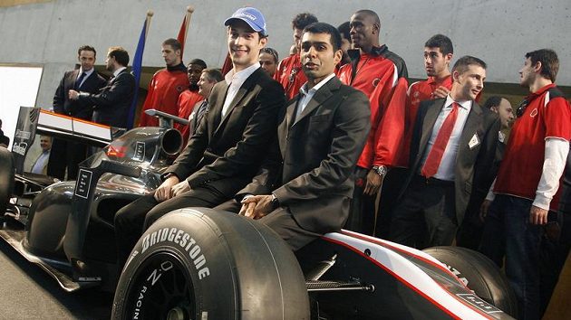 Synovec trojnásobného mistra světa Bruno Senna z Brazílie (vlevo) a Ind Karun Čandhok pózují před monopostem stáje HRT Synovec trojnásobného mistra světa Bruno Senna z Brazílie (vlevo) a Ind Karun Čandhok pózují před monopostem stáje HRT