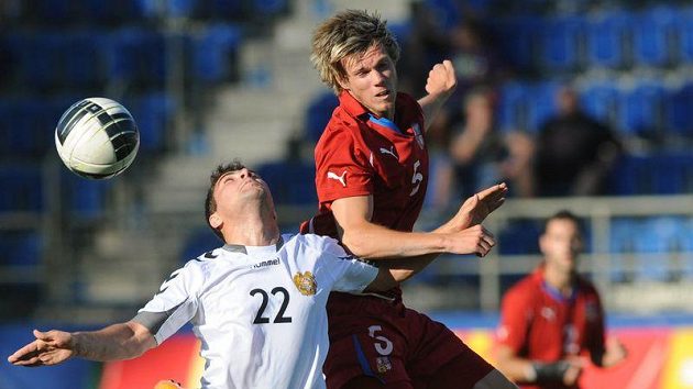 Český reprezentant do 21 let Tomáš Kalas (vpravo) bojuje o míč s Gevorgem Karapetjanem z Arménie v kvalifikaci o ME. Český reprezentant do 21 let Tomáš Kalas (vpravo) bojuje o míč s Gevorgem Karapetjanem z Arménie v kvalifikaci o ME.