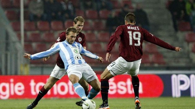 Boleslavský Štohanzl mezi sparťany Vidličkou a Marešem. Boleslavský Štohanzl mezi sparťany Vidličkou a Marešem.